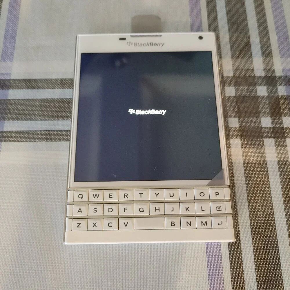 BlackBerry Passport Q30 (SQW100-1) 32GB+3GB 13.0MP Unlocked Smartphone (White)